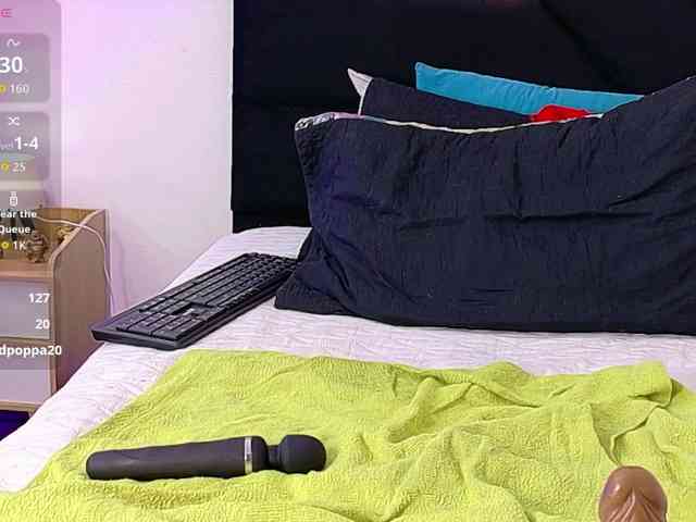 skinnyslutgirl webcam