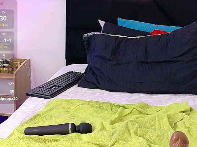 skinnyslutgirl webcam