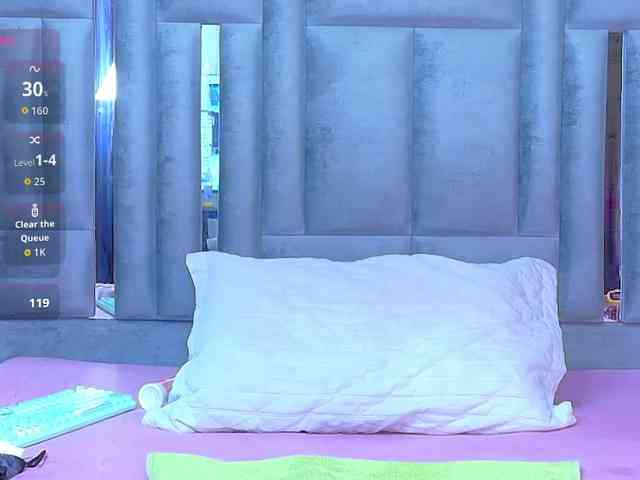 skinnyslutgirl webcam
