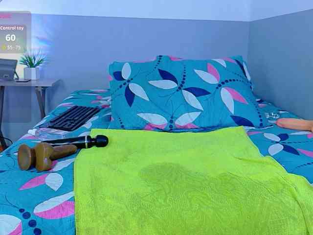 skinnyslutgirl webcam