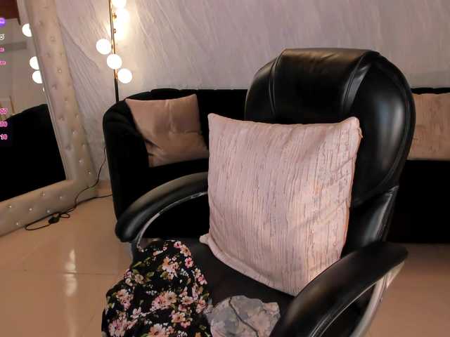 charlotte-Cox live cam on BongaCams
