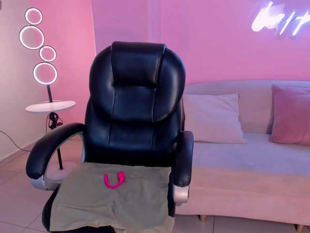 charlotte-Cox's BongaCams show and profile