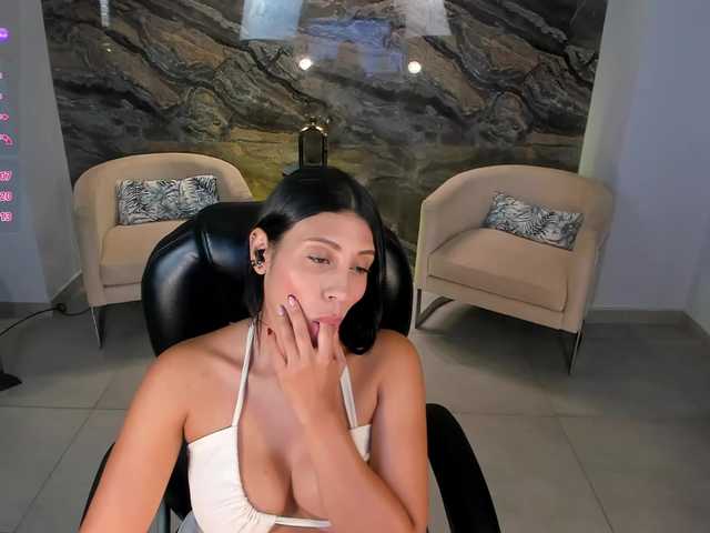 charlotte-Cox live cam on BongaCams
