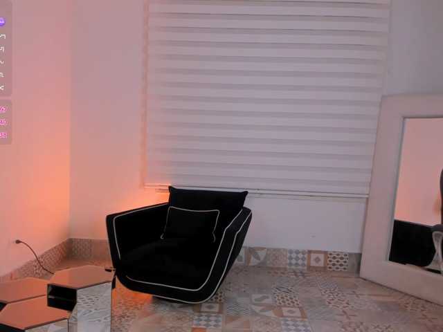 Charlotte-Cox live cam on BongaCams