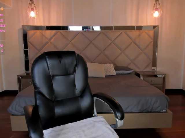 charlotte-Cox live cam on BongaCams