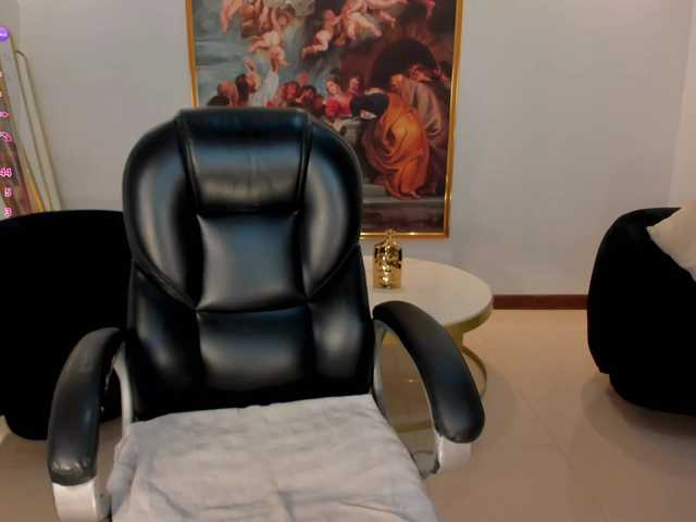 charlotte-Cox live cam on BongaCams