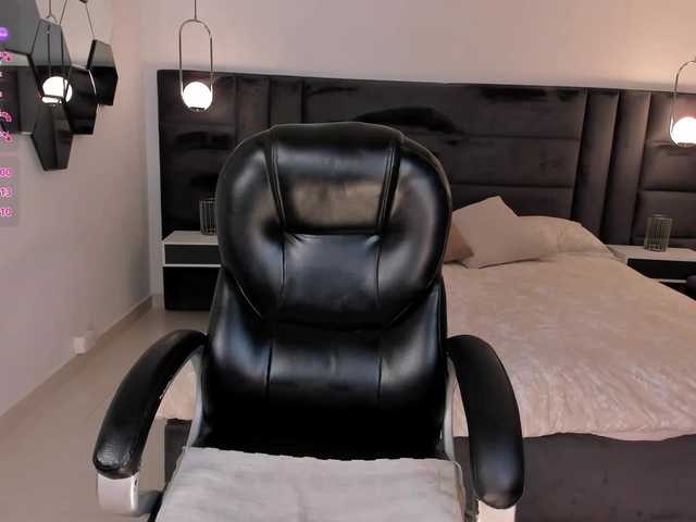 charlotte-Cox live cam on BongaCams
