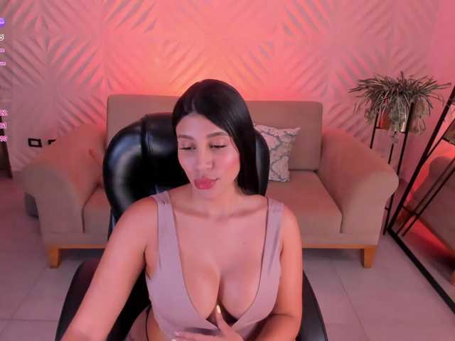 charlotte-Cox live cam on BongaCams