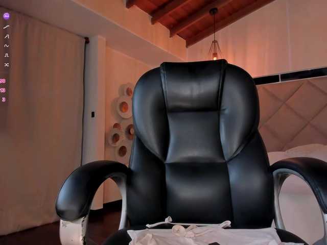 charlotte-Cox live cam on BongaCams