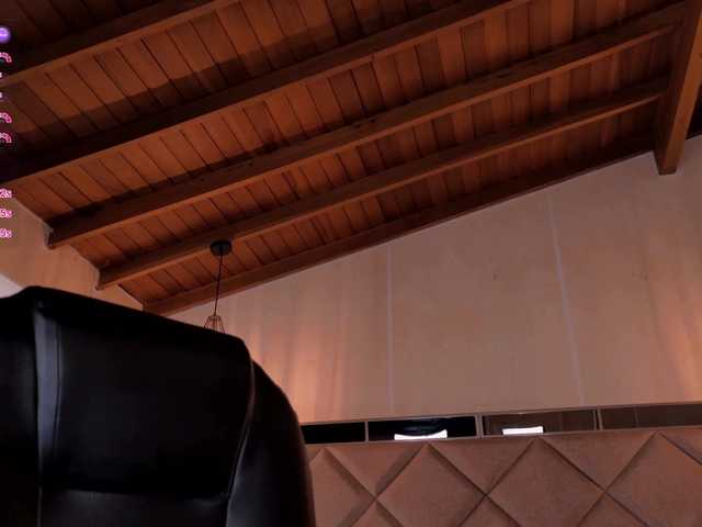 charlotte-Cox live cam on BongaCams
