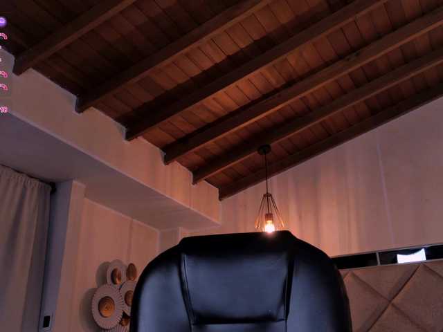 charlotte-Cox live cam on BongaCams