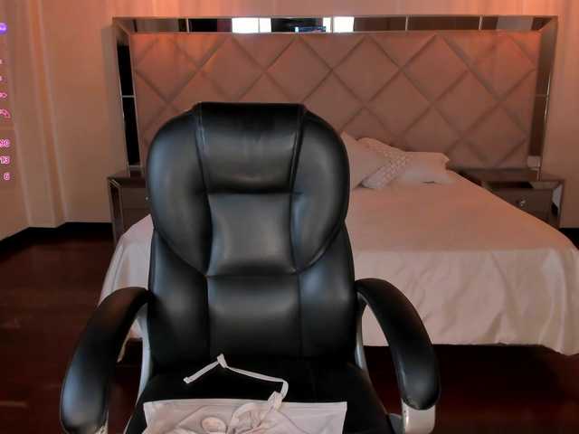 charlotte-Cox live cam on BongaCams