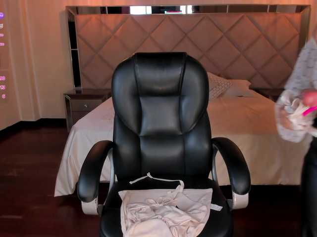 charlotte-Cox live cam on BongaCams