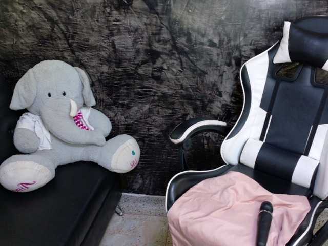 oliviia-love live cam on BongaCams