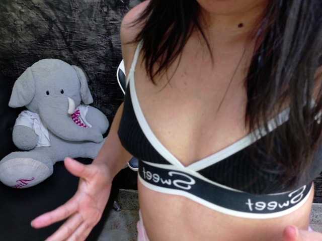 oliviia-love live cam on BongaCams