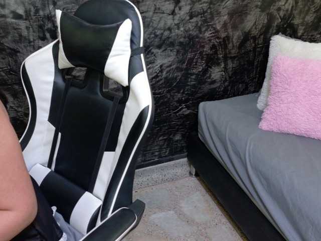 oliviia-love live cam on BongaCams