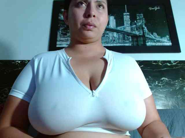 Model: Natural-boobs