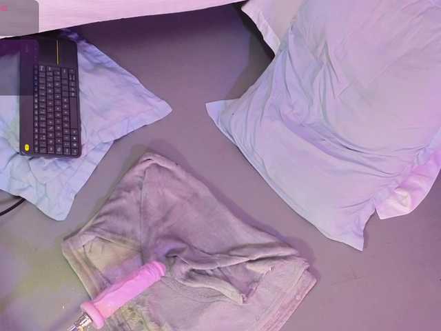 Emily-Foxyy live cam on BongaCams