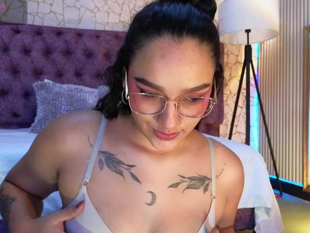 Emily-Foxyy live cam on BongaCams