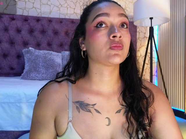 Emily-Foxyy live cam on BongaCams