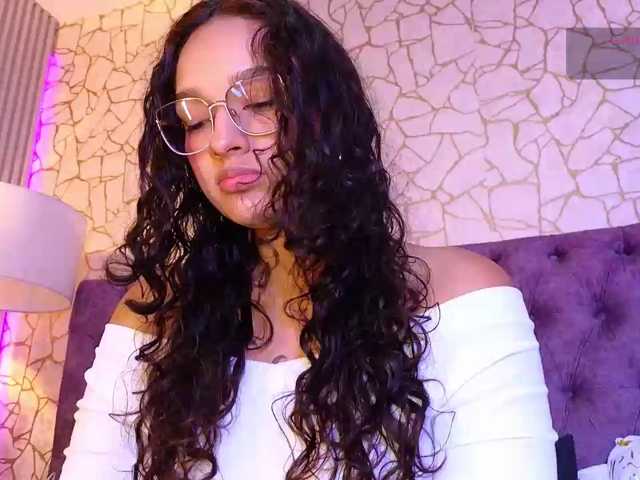 Emily-Foxyy live cam on BongaCams