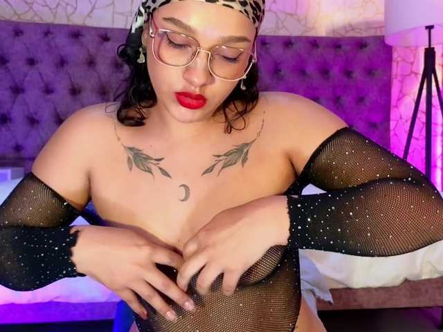 Emily-Foxyy live cam on BongaCams