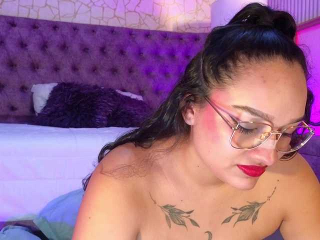 Emily-Foxyy live cam
