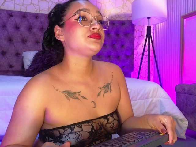 Emily-Foxyy live cam on BongaCams