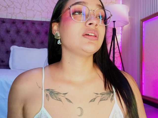Emily-Foxyy live cam on BongaCams