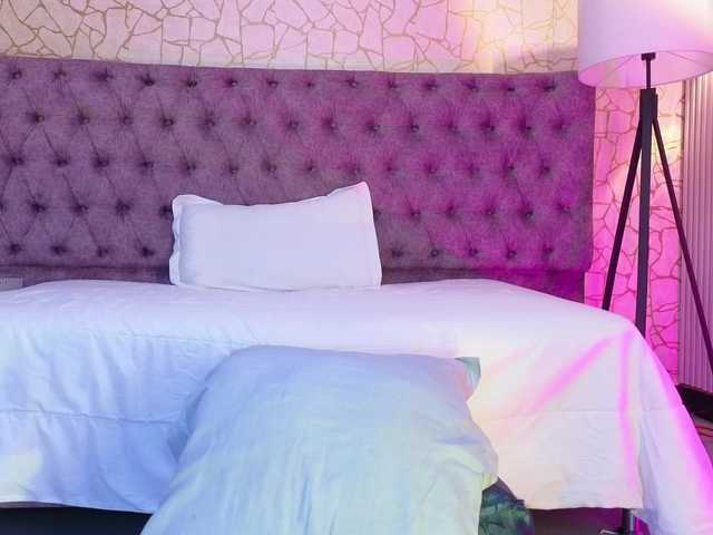 Emily-Foxyy live cam on BongaCams