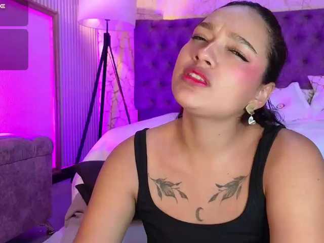 Emily-Foxyy live cam on BongaCams