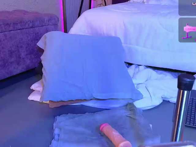 Emily-Foxyy live cam on BongaCams