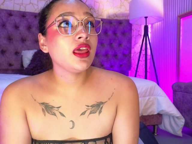 Emily-Foxyy live cam on BongaCams