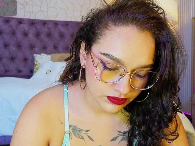 Emily-Foxyy live cam on BongaCams