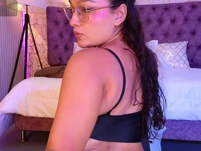 Emily-Foxyy live cam on BongaCams