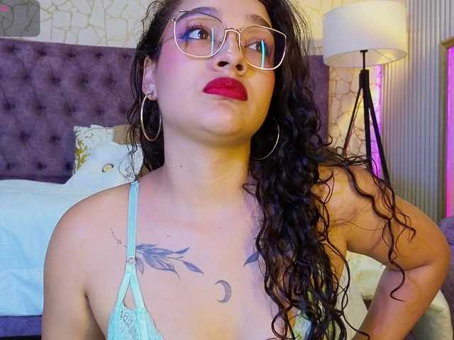 Emily-Foxyy live cam preview