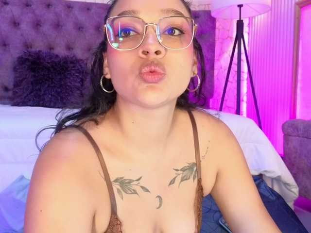 Emily-Foxyy live cam on BongaCams