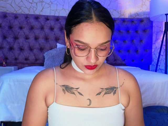 Emily-Foxyy live cam on BongaCams