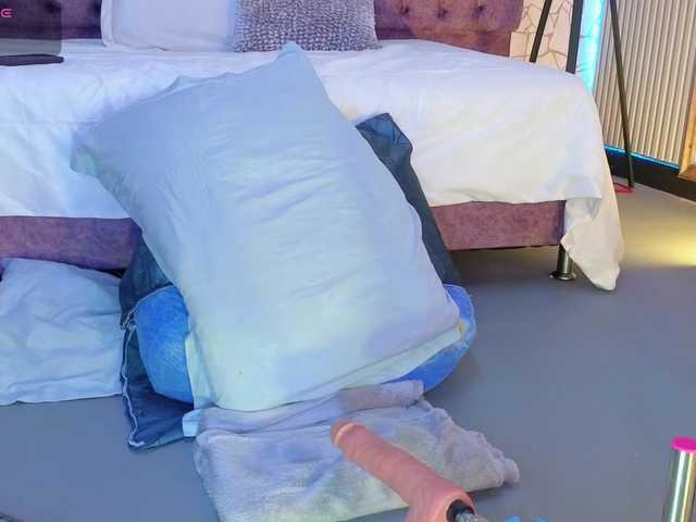 Emily-Foxyy live cam on BongaCams