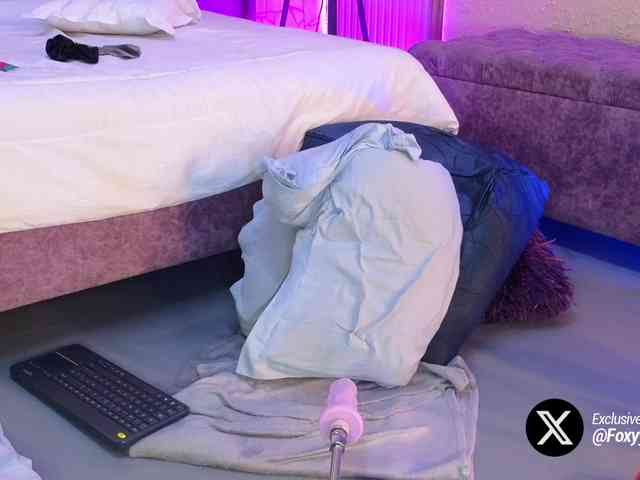 Emily-Foxyy webcam