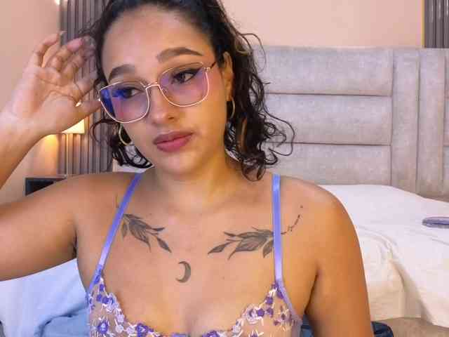Emily-Foxyy webcam
