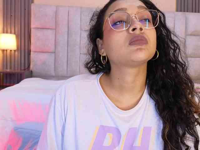Emily-Foxyy webcam