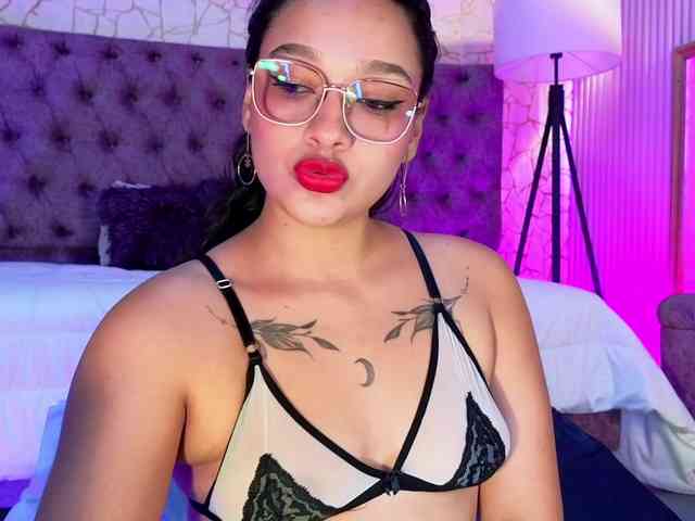 Emily-Foxyy webcam