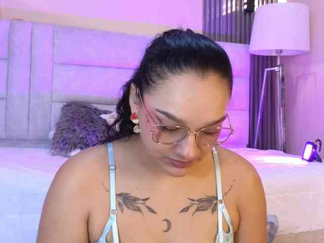 Emily-Foxyy webcam