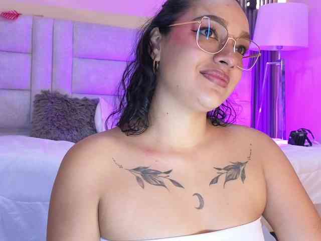 Emily-Foxyy webcam