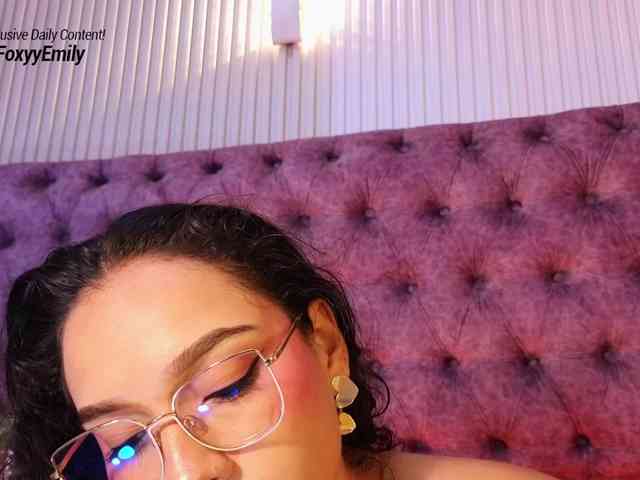 Emily-Foxyy webcam