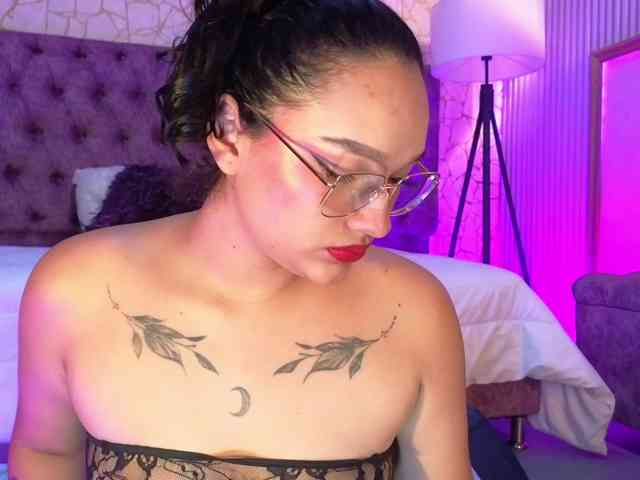 Emily-Foxyy webcam