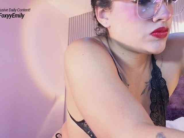 Emily-Foxyy webcam