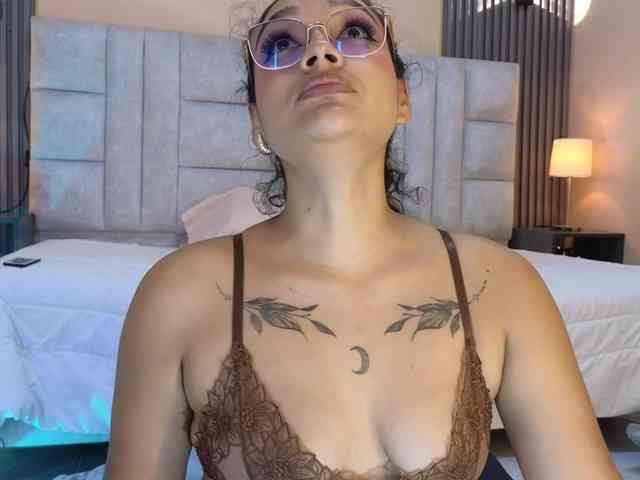Emily-Foxyy webcam