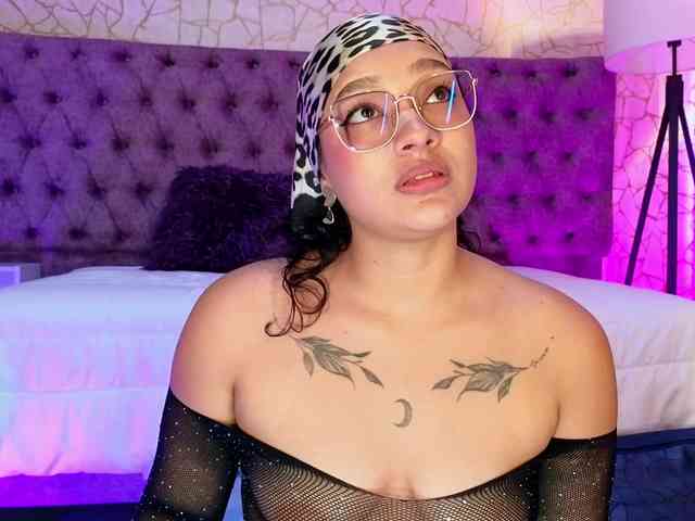 Emily-Foxyy webcam